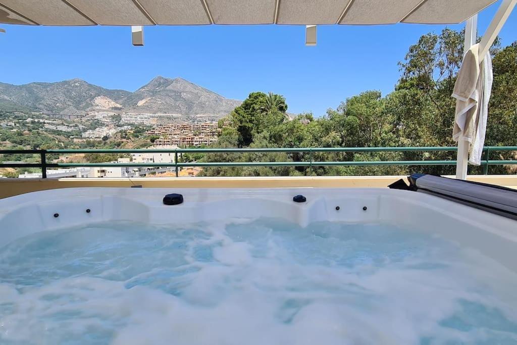 Apartmán Luxury Penthouse With Sea&Mountain Views & Hot Tub - Tranquility & Rest Benalmádena Exteriér fotografie